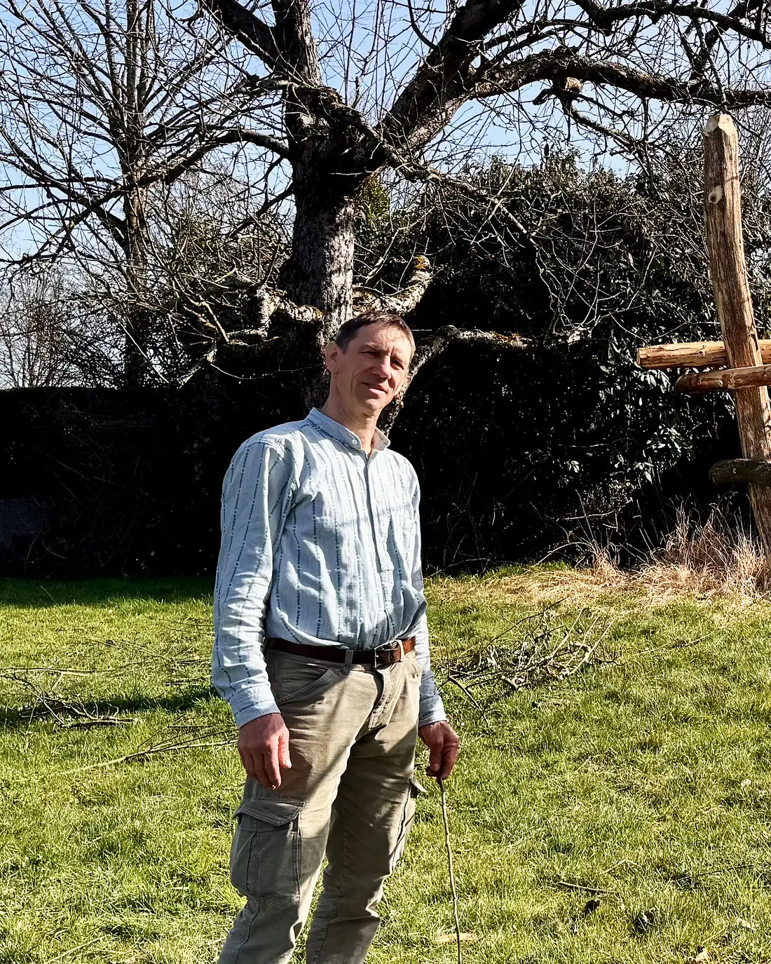 Uwe Fichte, Demeter-Landwirt und Obstbaumpfleger, auf seiner Streuobstwiese